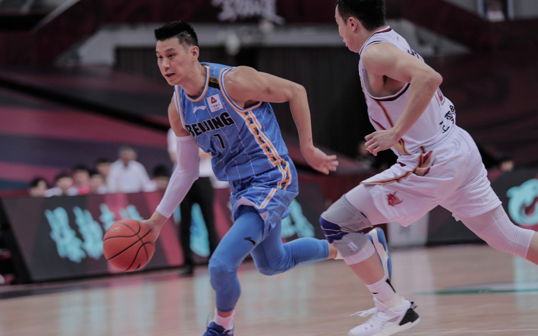 爱游戏入口-青岛队鏖战北京队，麦科勒姆惊艳四座